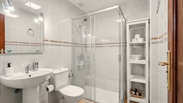 Douche, sèche-cheveux, serviettes fournies