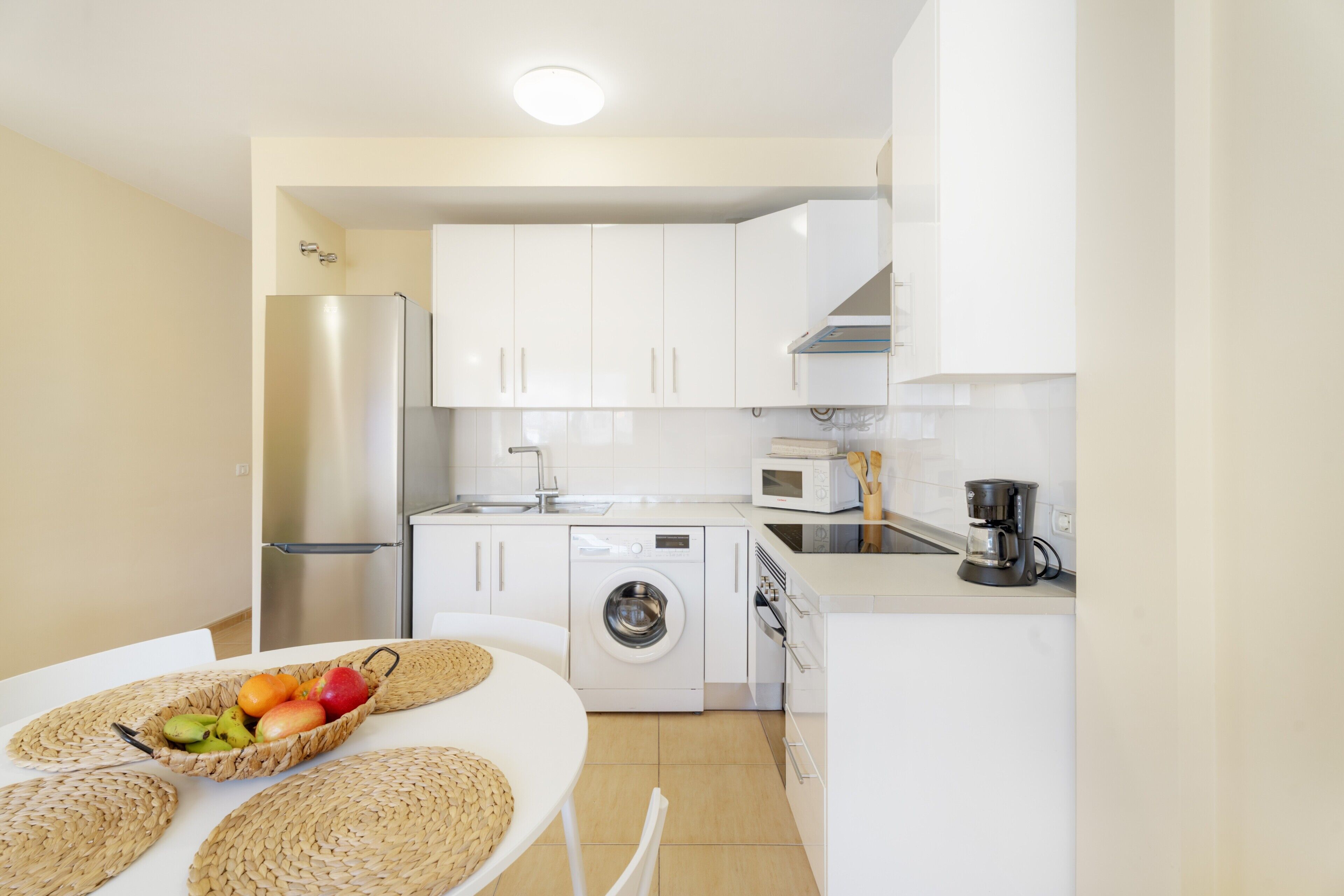 Køleskab, mikrobølgeovn, ovn, kogeplade