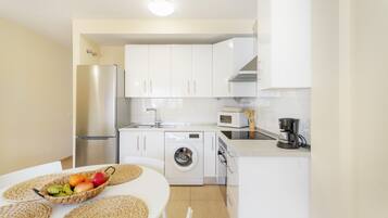 Køleskab, mikrobølgeovn, ovn, kogeplade