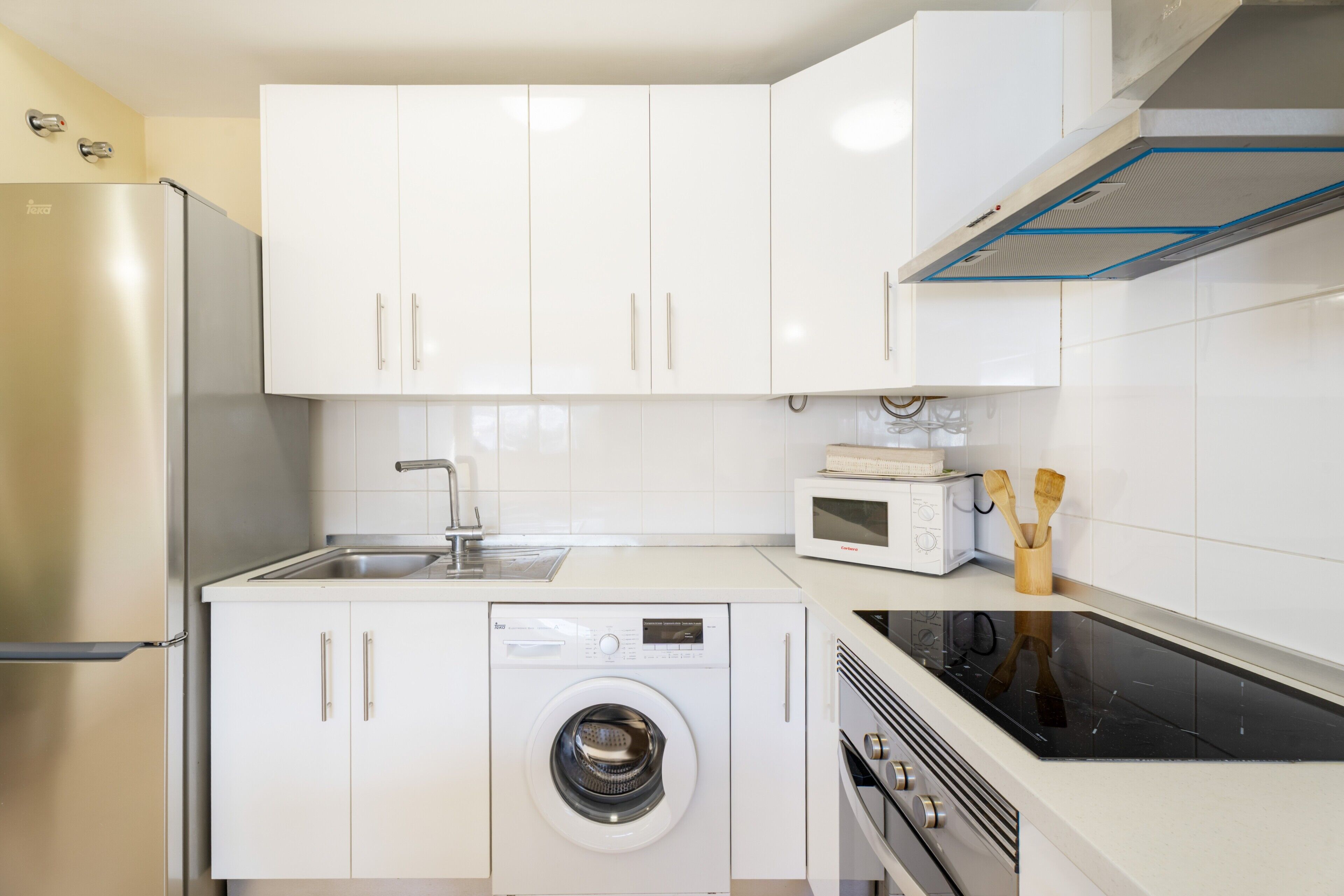 Køleskab, mikrobølgeovn, ovn, kogeplade