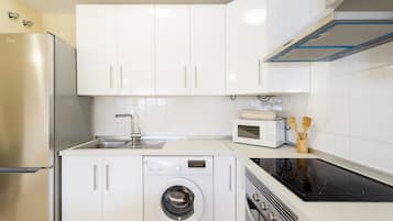 Køleskab, mikrobølgeovn, ovn, kogeplade