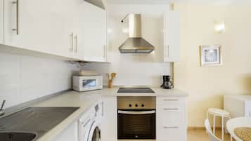 Køleskab, mikrobølgeovn, ovn, kogeplade