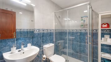 Een douche, een haardroger, handdoeken