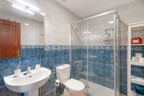 Een douche, een haardroger, handdoeken