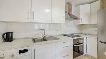 Een koelkast, een microgolfoven, een oven, een kookplaat