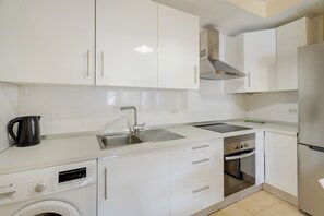 Een koelkast, een magnetron, een oven, een kookplaat