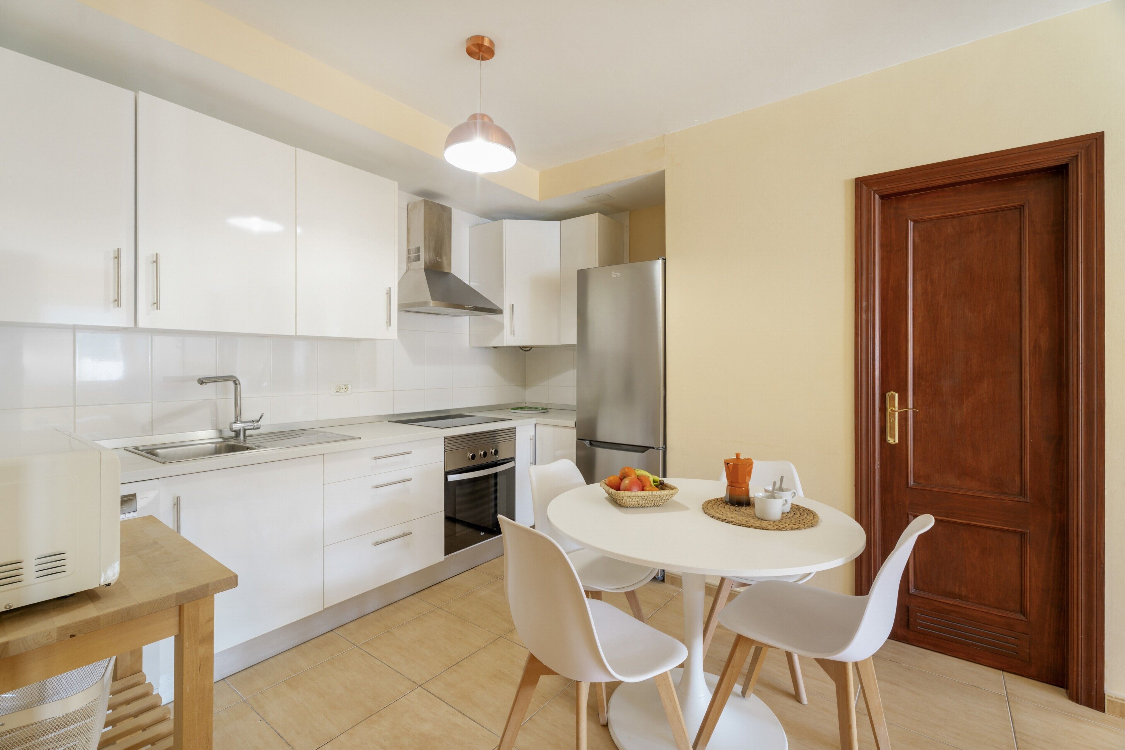 Frigorífico, microondas, horno y placa de cocina