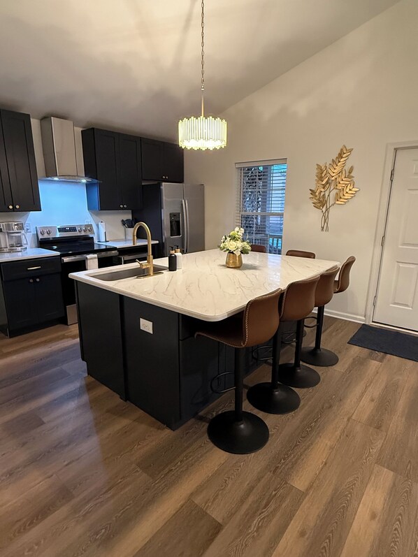 Private kitchen - 3-bedroom house with privacy in downtown Wilmington- walkable to retail/food (Wilmington)