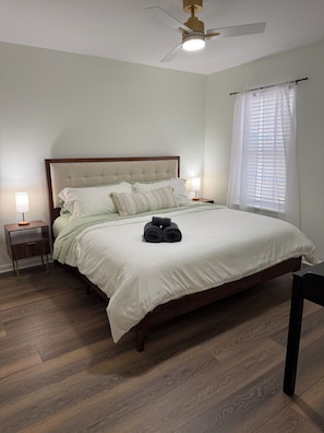 Iron/ironing board, WiFi, bed sheets - 3-bedroom house with privacy in downtown Wilmington- walkable to retail/food (Wilmington)
