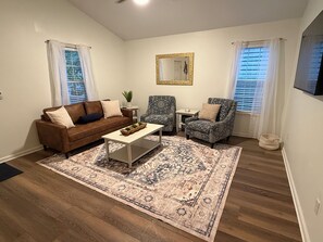 Living area - 3-bedroom house with privacy in downtown Wilmington- walkable to retail/food (Wilmington)