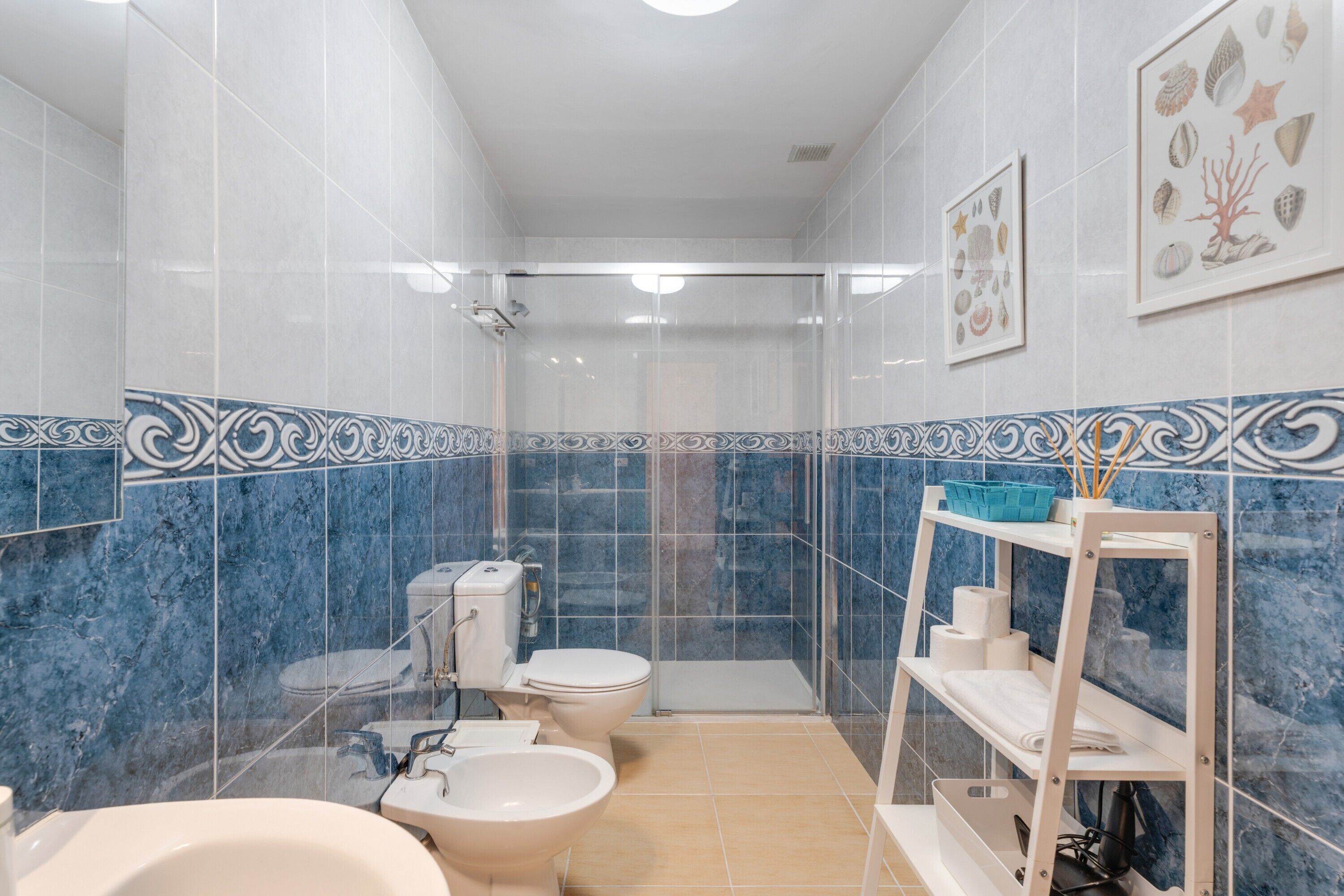 Een douche, een haardroger, handdoeken