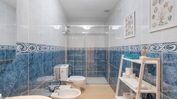 Een douche, een haardroger, handdoeken