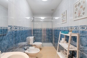 Een douche, een haardroger, handdoeken