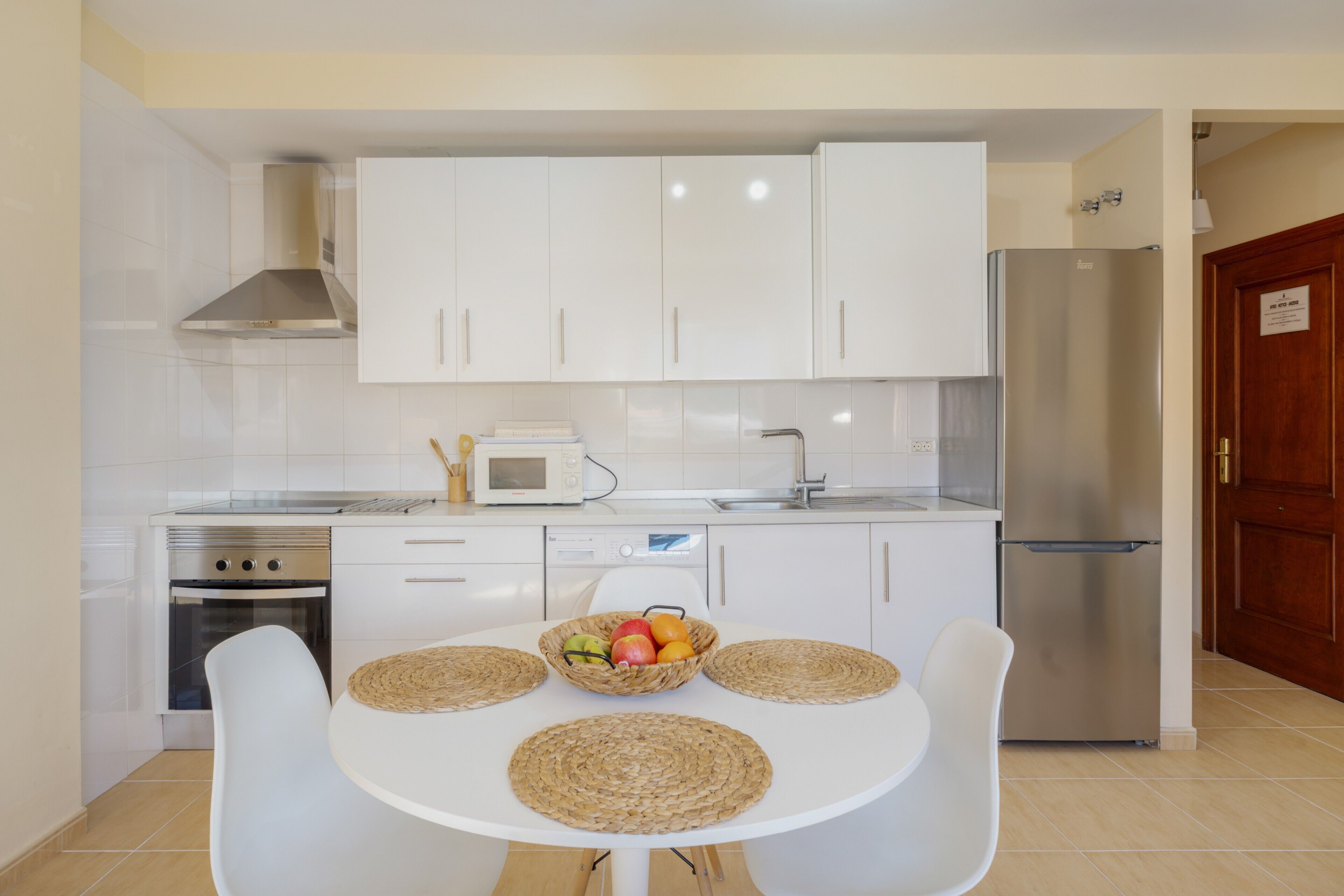 Frigorífico, microondas, horno y placa de cocina