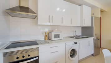 Jääkaappi, mikroaaltouuni, uuni, liesi