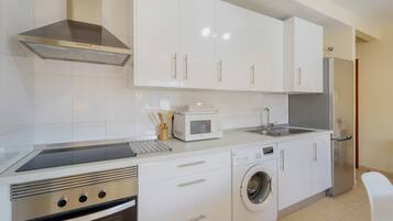 Een koelkast, een microgolfoven, een oven, een kookplaat