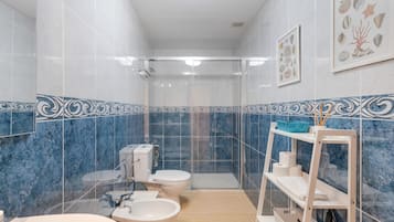 Bruser, hårtørrer, håndklæder