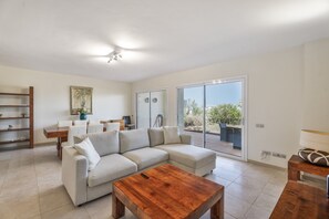 TV - Casa Micaela – Exclusive Home with Garden, Pools & Sea Views in Pueblo Don Thomas (Pueblo don Thomas)