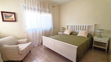 3 chambres, fer et planche à repasser, Wi-Fi, draps fournis