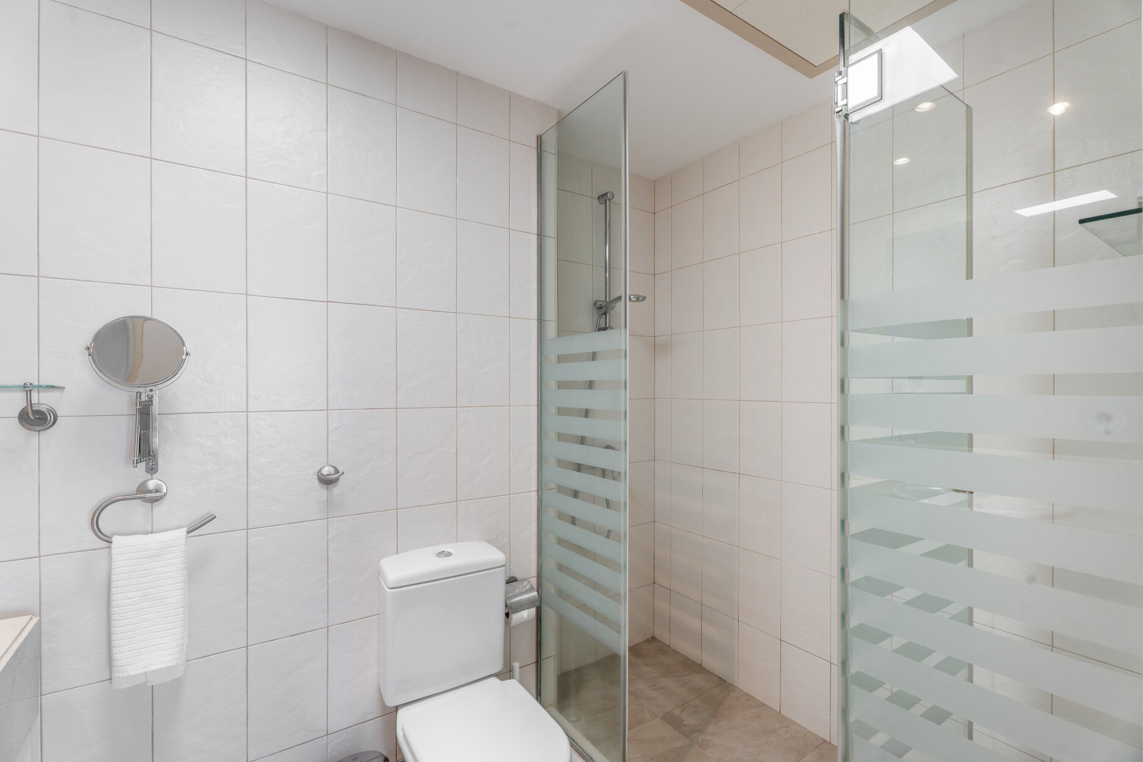 Een douche, een haardroger, handdoeken