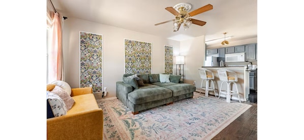 Smart TV - Wine, breweries, and trails in charming Dripping Springs (Dripping Springs)