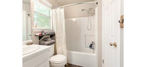 Towels, soap, toilet paper - Wine, breweries, and trails in charming Dripping Springs (Dripping Springs)