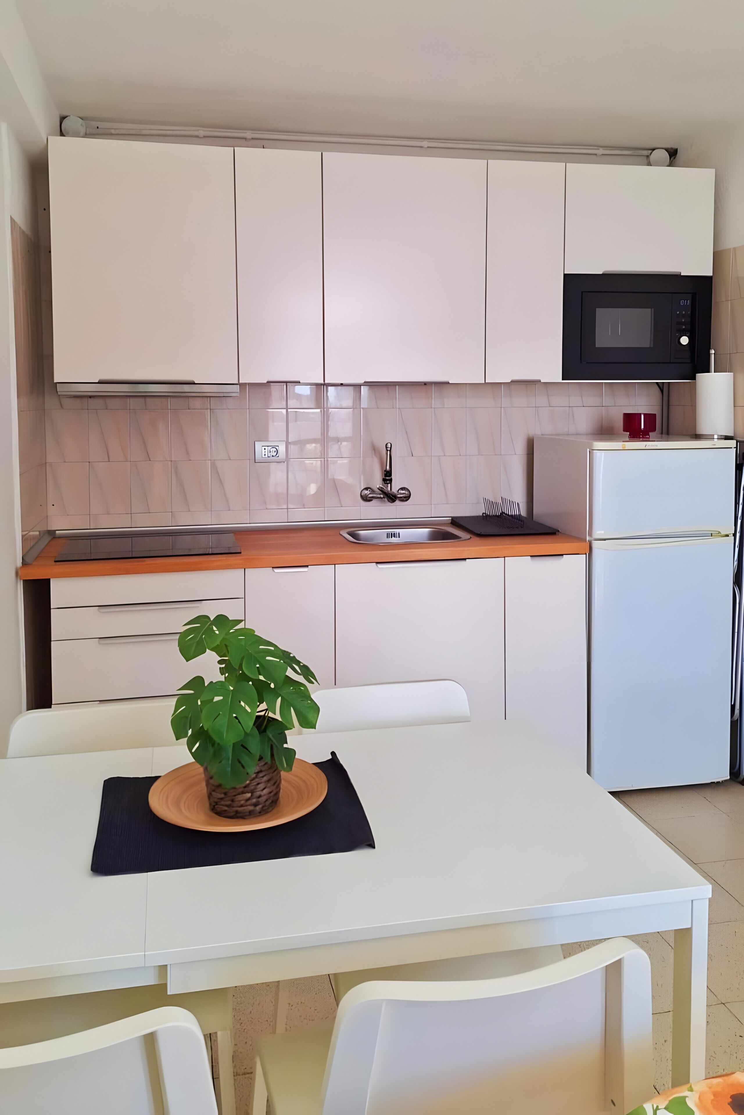Frigorifero, microonde, piano cottura, macchina per tè/caffè