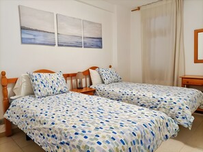 Tabla de planchar con plancha, wifi, ropa de cama