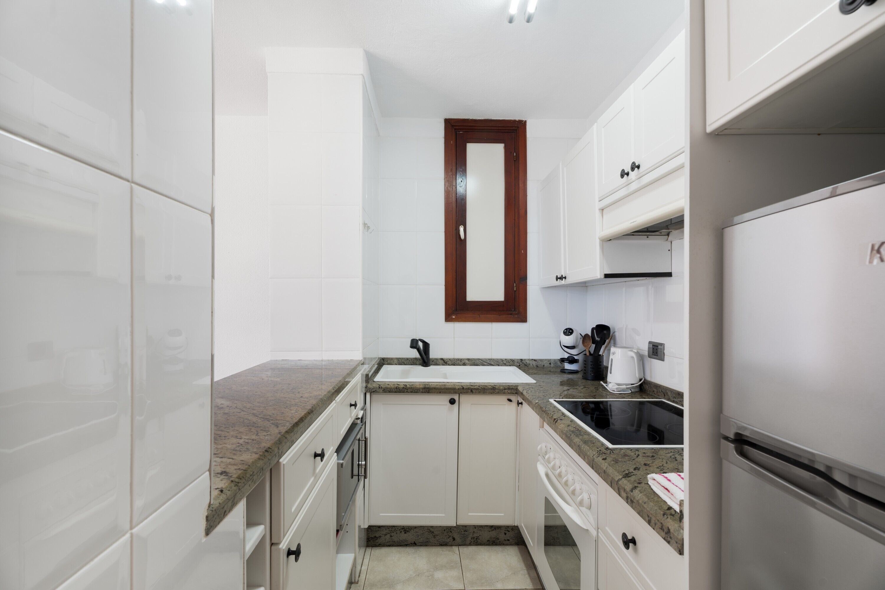 Frigorífico, microondas, horno y placa de cocina