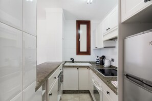 Een koelkast, een magnetron, een oven, een kookplaat