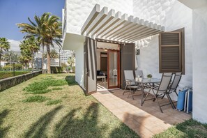 Outdoor dining - Suite Villa Rucaba – Garden and Pool in Central Playa de Las Américas (Playa de las Americas)