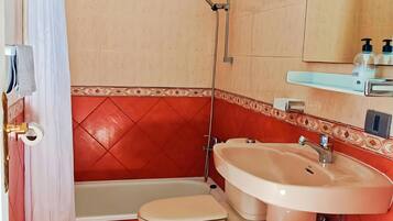 Douche, sèche-cheveux, serviettes fournies