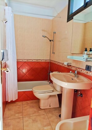 Douche, sèche-cheveux, serviettes fournies