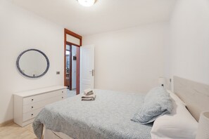 Iron/ironing board, WiFi, bed sheets - Suite Villa Rucaba – Garden and Pool in Central Playa de Las Américas (Playa de las Americas)