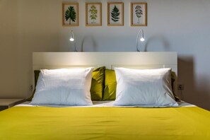 Tabla de planchar con plancha, wifi, ropa de cama