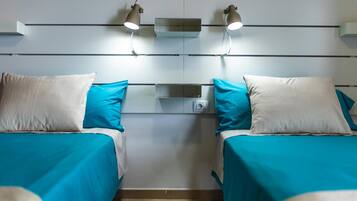 Tabla de planchar con plancha, wifi, ropa de cama