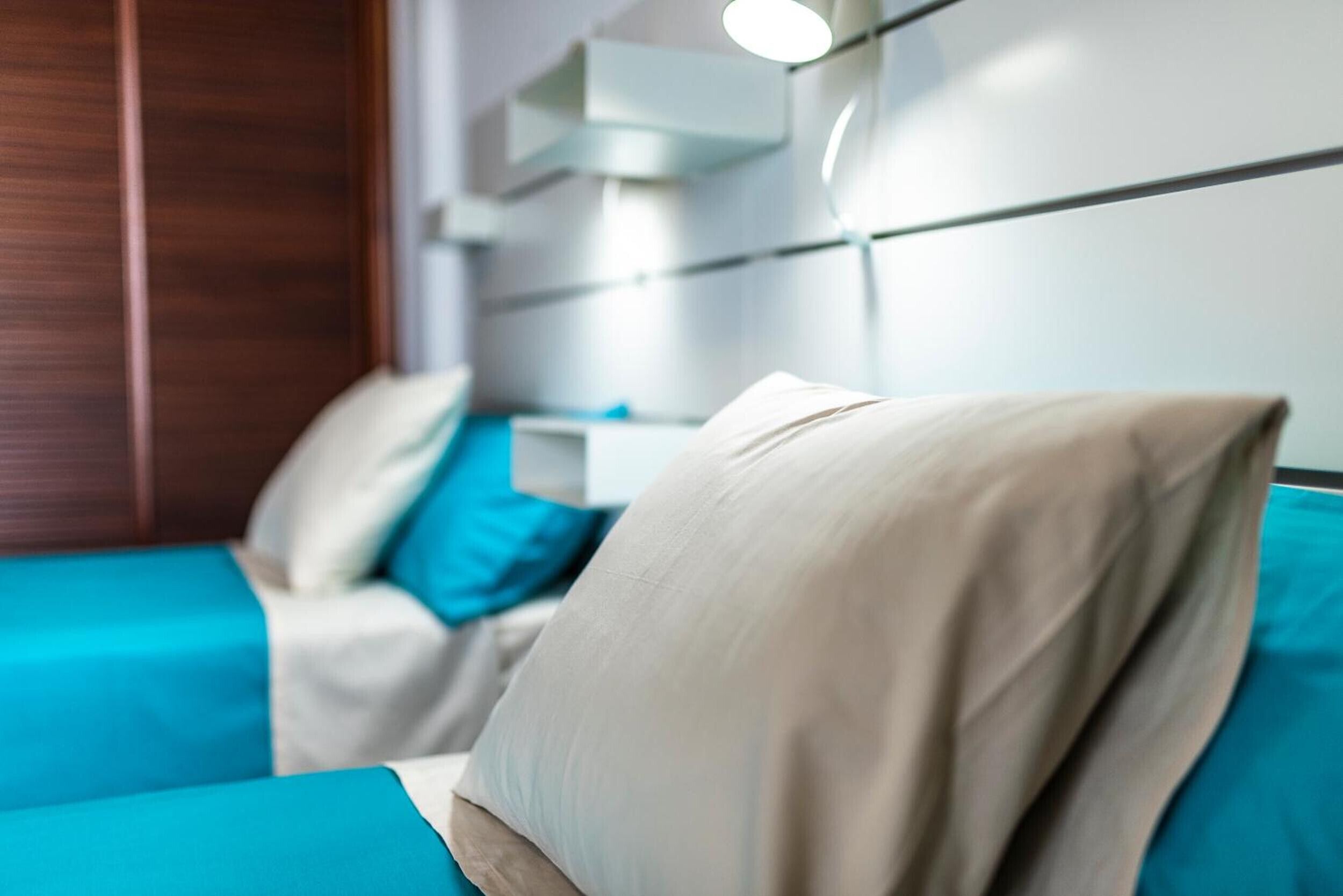 Tabla de planchar con plancha, wifi, ropa de cama