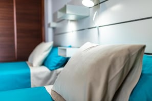 Tabla de planchar con plancha, wifi, ropa de cama