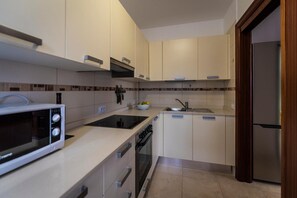 Frigorífico, microondas, cafetera o tetera y hervidor eléctrico