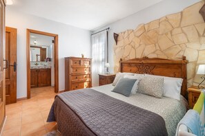 Tabla de planchar con plancha, wifi y ropa de cama 