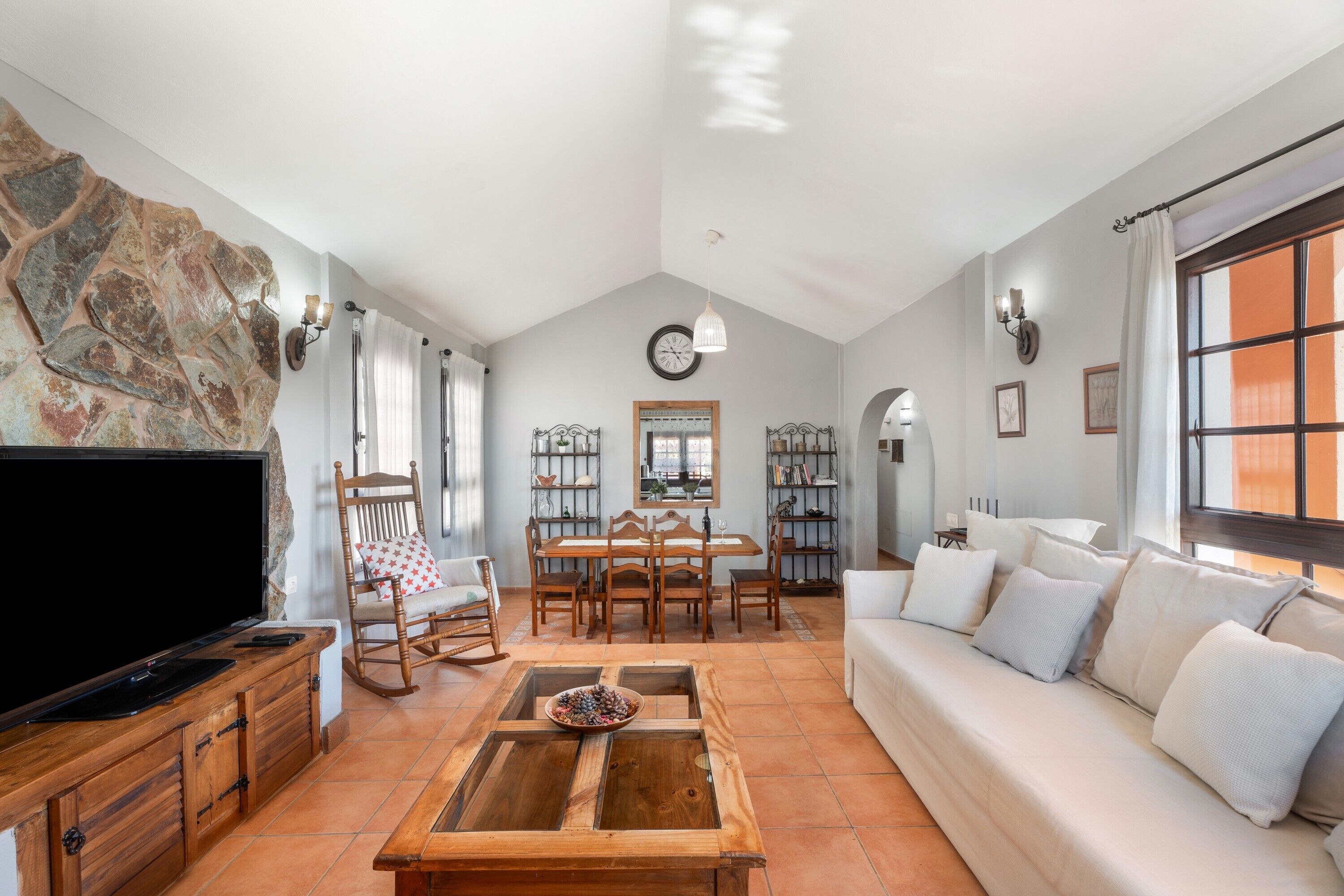 Een televisie en een tafeltennistafel