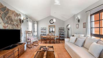 Een televisie en een tafeltennistafel