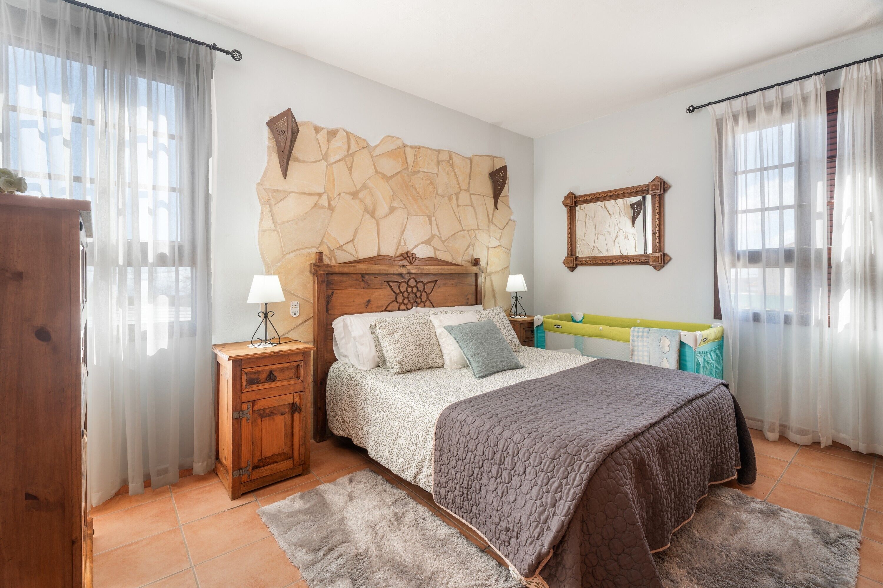 Een strijkplank/strijkijzer, wifi, beddengoed