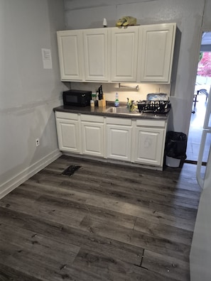 Kühlschrank, Mikrowelle, Ofen, Herdplatte