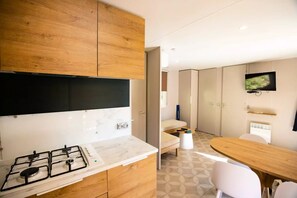 Coffee/tea maker, fridge, microwave, dishwasher - mobil-home la luciole 32 m2 - 2 bedrooms 5 persons (SERVIES)