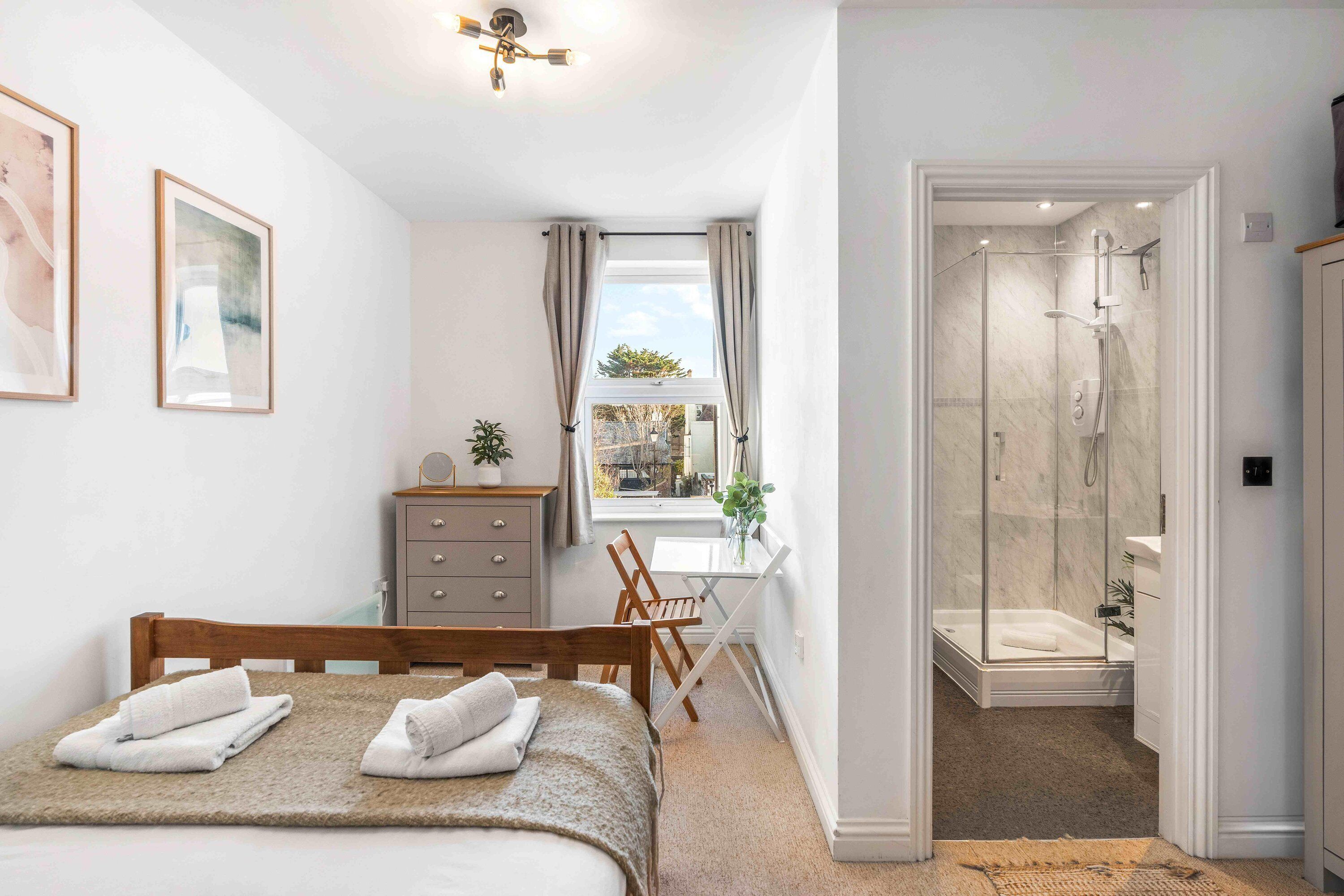 Iron/ironing board, internet, bed sheets