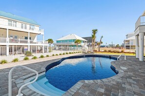 A heated pool - 🏖️Nirvana in Navarre | Stunning 3BR Home w/ Private Pool + Walk to Beach🏖️ (Navarre)