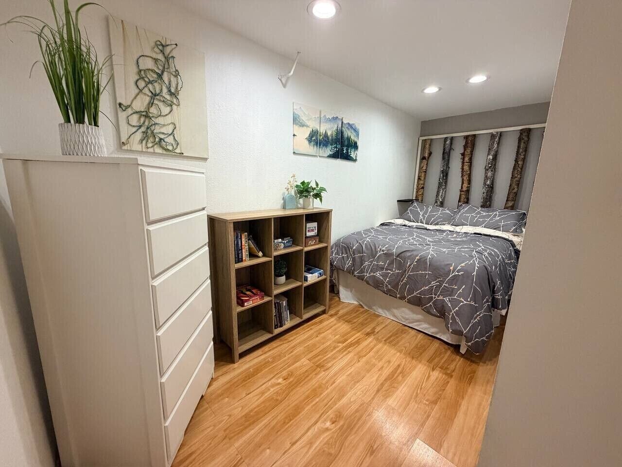 2 bedrooms, desk, travel crib, WiFi