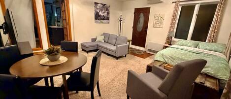 Travel cot, WiFi, bed sheets