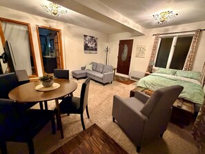 Travel crib, WiFi, bed sheets - Birch Hollow on the Creek (Anchorage)